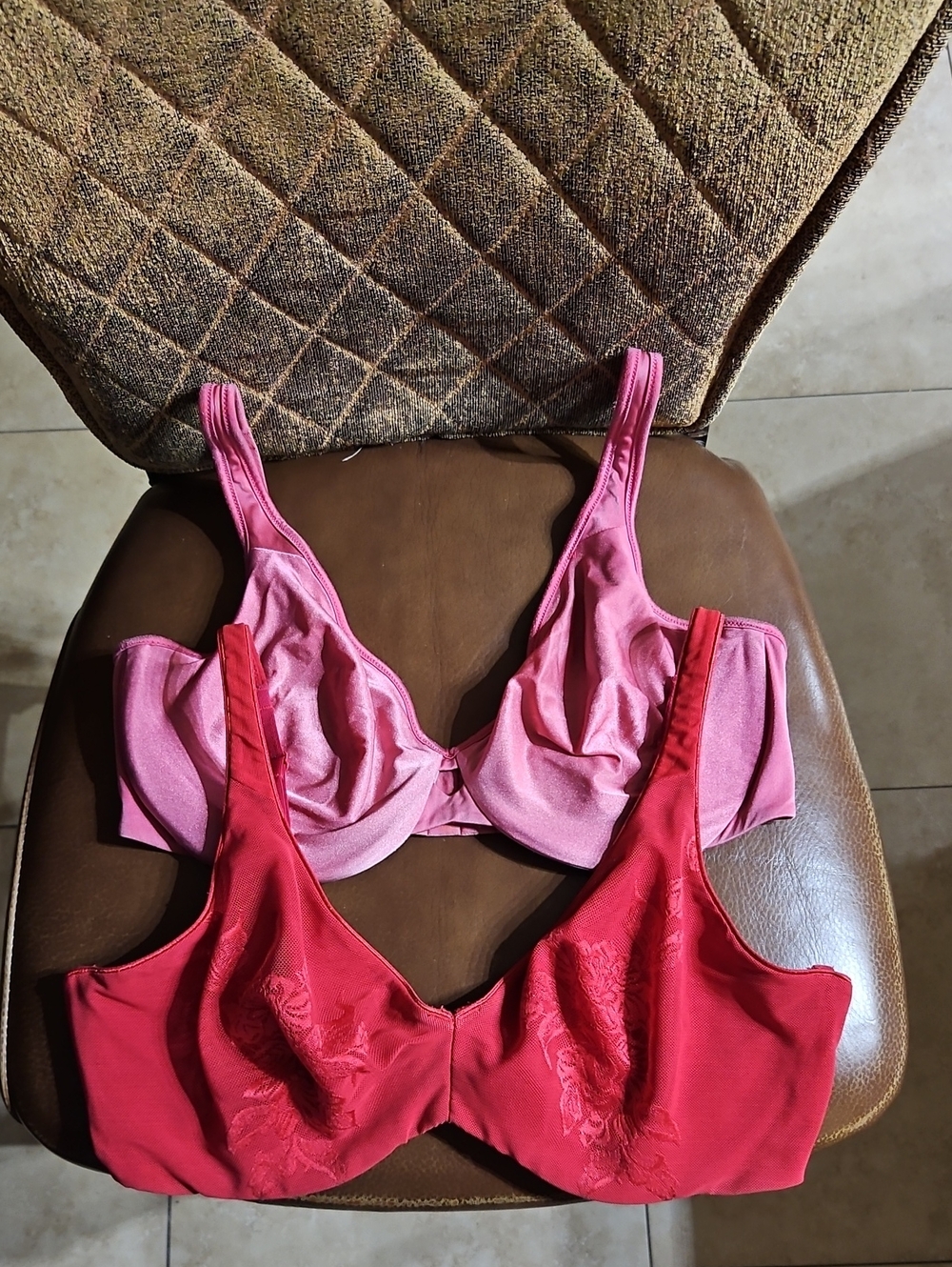 Lot Of 2 Lilyette By Bali Plunge Into Comfort Keyhole Minimizer Underwire Bras